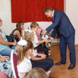 В Воронеже «Единая Россия» подарила школьные наборы детям с ОВЗ