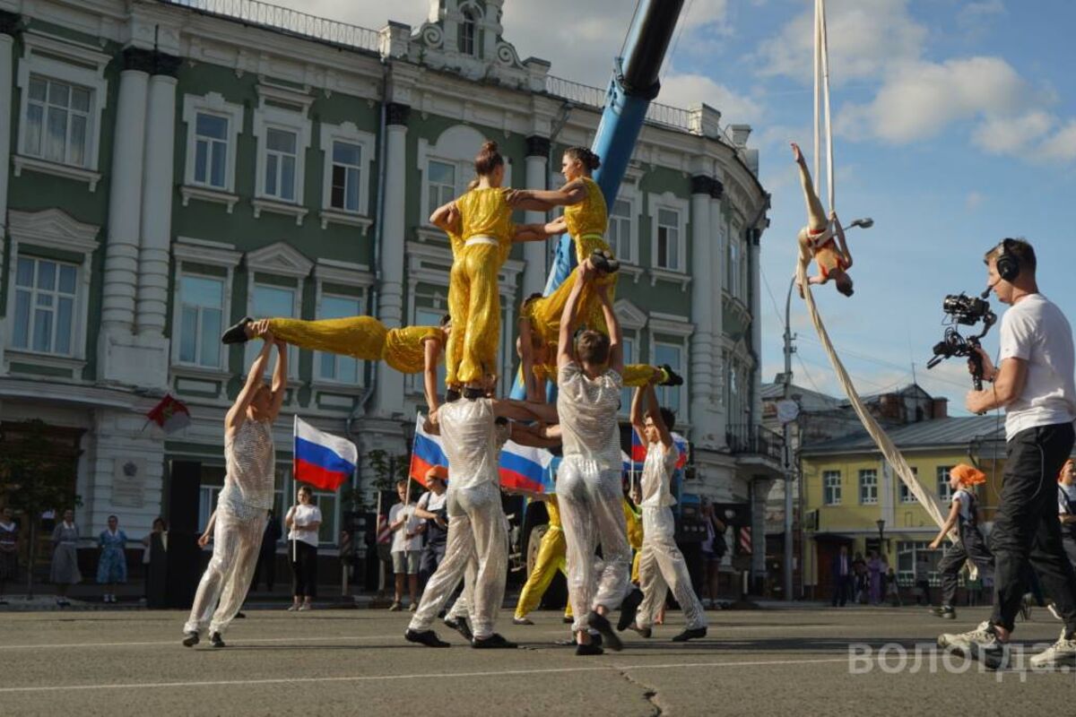 Около 300 вологжан приняли участие в параде в День строителя