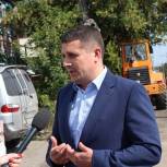 По обращению жителей в Барнауле асфальтируют участок дороги по улице Анатолия
