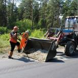 Дорожная служба продолжает текущий ремонт дорог в Барнауле горячим асфальтобетоном