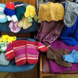 Носки, варежки и шарфы: регионы подключились к партийной акции «Бабушкина забота»