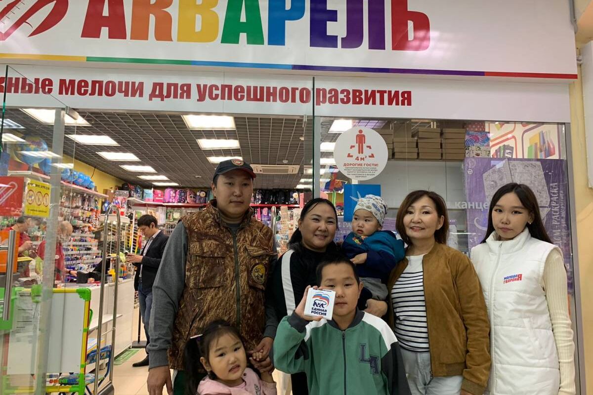 Народный депутат Якутии Алёна Атласова приняла участие в акции "Собери ребенка в школу"