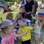 «Единая Россия» передала российские флаги в детсады и школы ЛНР