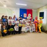 В Мысках единороссы собрали в школу детей из социально-реабилитационного центра