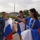 Активисты «Молодой Гвардии Единой России» и «Волонтёрской Роты» раздали российские флаги в Мариуполе и Купянске
