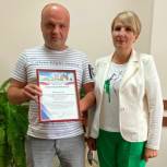 В Касторенском районе единороссы поздравили руководителя строительной бригады
