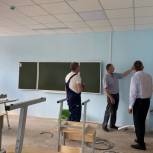 Депутат регионального парламента проконтролировал ход ремонта учреждения образования
