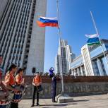 Евгений Куйвашев принял участие в церемонии торжественного поднятия Государственного флага Российской Федерации
