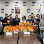 Прошло вручение школьных комплектов 29 школьникам из Якутска и детям семей беженцев из Украины