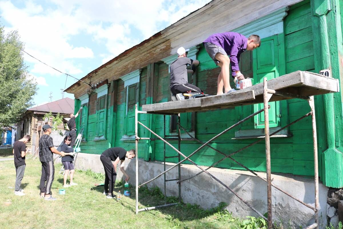 Верхнеуральские партийцы привели в порядок одно из самых старых зданий  города