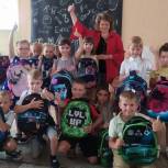 Канцелярские наборы и рюкзаки: «Единая Россия» помогала собрать в школу детей из регионов страны и городов Донбасса