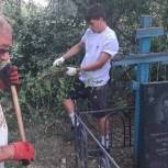 В Саратовской области активисты «Единой России» благоустроили место захоронения Героя Советского Союза