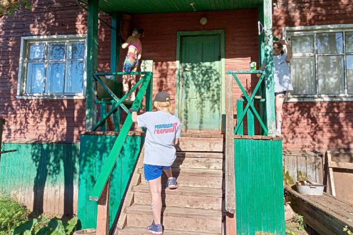 В Доме временного проживания пожилых людей в Лешуконском районе обновилась  входная лестница и веранда