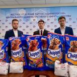 Единороссы центра столицы собрали 670 кг сухого и влажного корма для московских приютов для животных