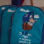 «Единая Россия» передала рюкзаки и школьные наборы первоклассникам трех районов Херсонской области