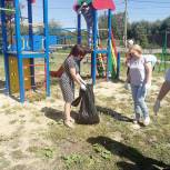 Партийцы Ленинского района привели в порядок детскую площадку в поселке Сухомесово