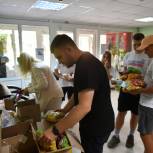 Дмитровские партийцы передали вещи первой необходимости в госпиталь, где проходят лечение бойцы Российской армии
