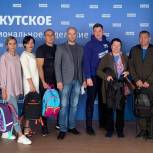 Детям, переехавшим в Иркутскую область из Донбасса, в подарок к 1 сентября «Единая Россия» вручила школьные ранцы