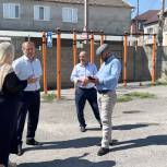 Депутат республиканского парламента Мухтарпаша Умаханов проверил ход и качество капремонта в Казбековском районе