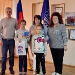 Единороссы Белоярского района передали школьные наборы переселенцам из ЛНР