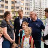 Депутат-единоросс Игорь Высоцкий помог многодетной семье из Петербурга накануне начала учебного года