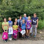 В Прокопьевске единороссы подарили детям из многодетной семьи школьные принадлежности