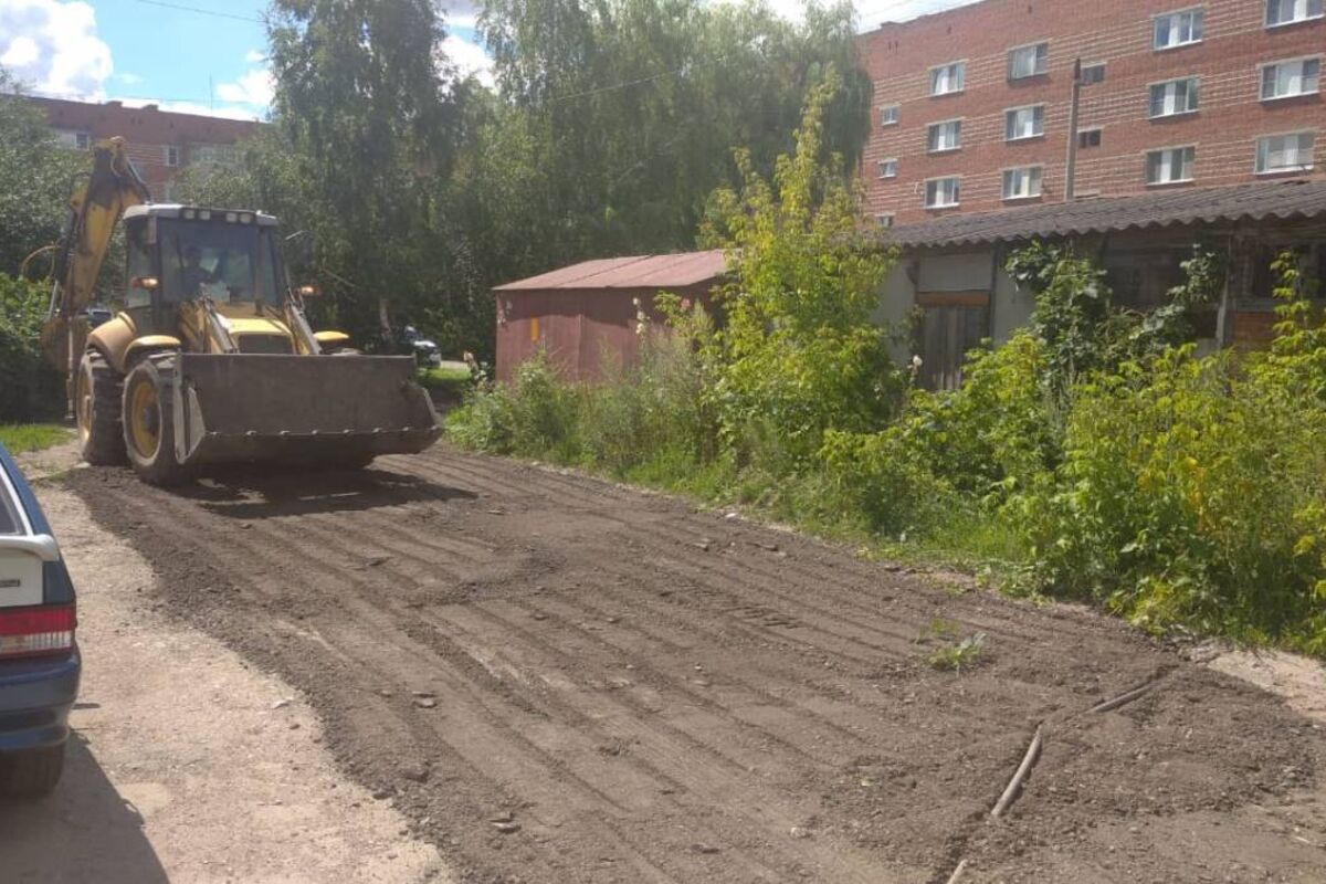 Дмитрий Коженкин помог привести в порядок придомовую территорию в Щекино