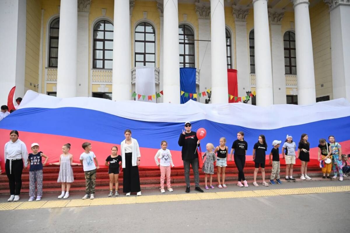 Единороссы и молодогвардейцы Сергиева Посада организовали праздник ко Дню  Государственного флага Российской Федерации