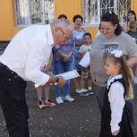 Иван Дикман вручил 25 юным бузулучанам сертификаты на приобретение канцтоваров в рамках акции «Соберем ребенка в школу»