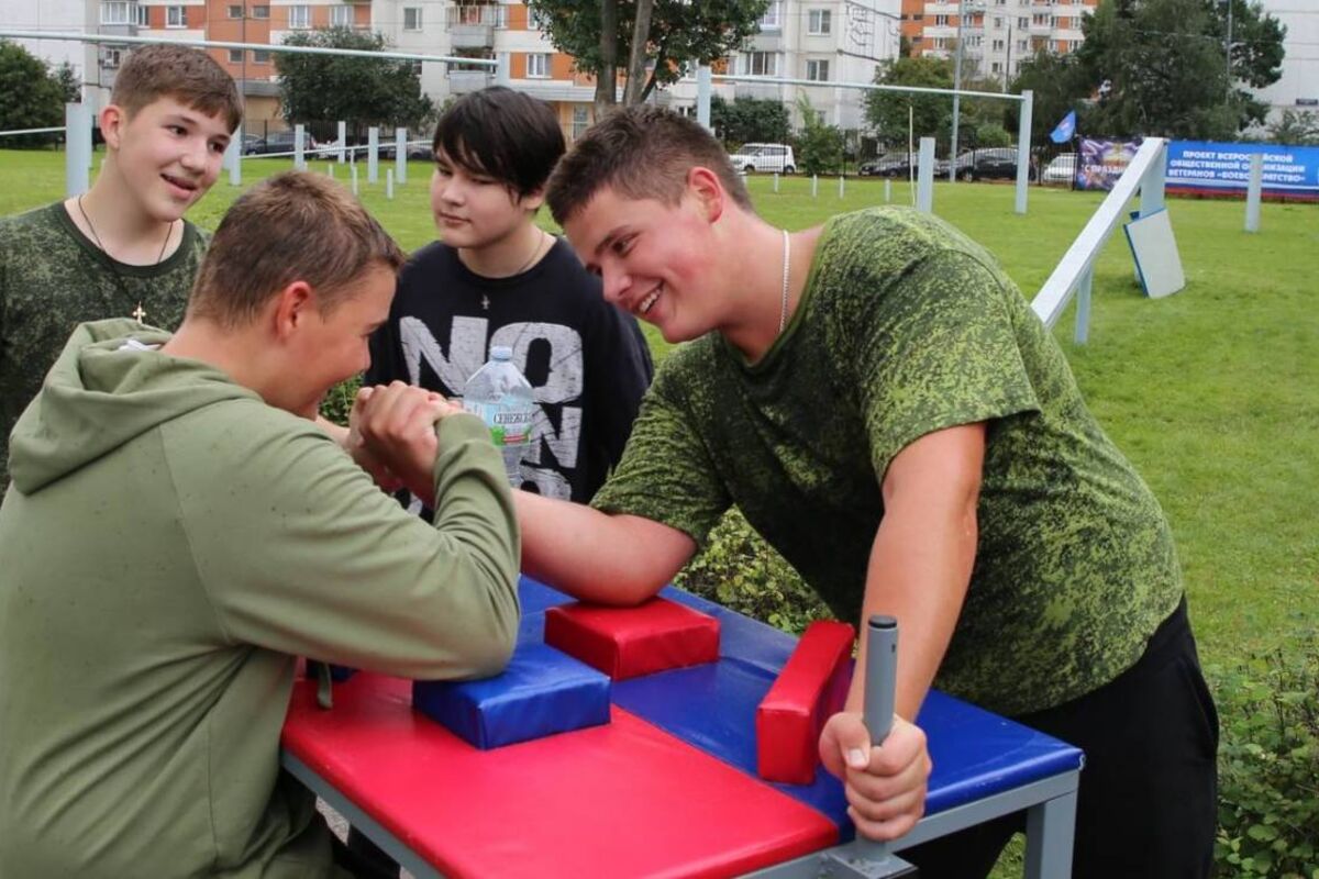 На западе Москвы провели военно-спортивную игру «Внуковский рубеж»