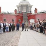 В День ВДВ петербургские единороссы вместе с фондом «Возрождение» организовали для подростков встречу с ветеранами-десантниками