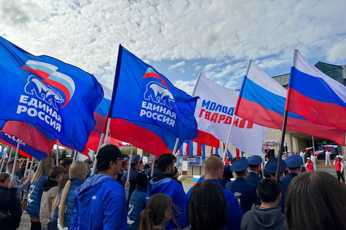 Ямальские единороссы присоединились к празднованию Дня флага России
