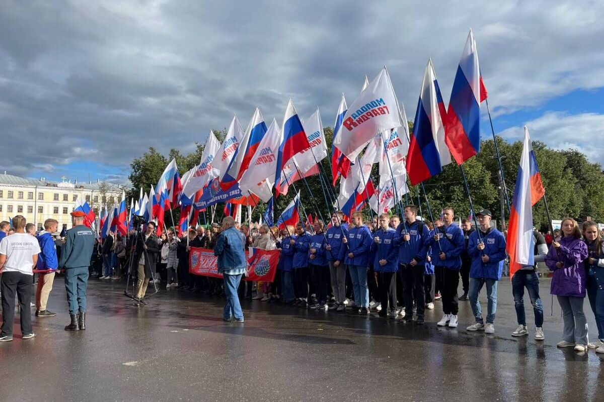 В Кирове состоялся митинг-концерт в честь Дня государственного флага России