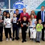 В рамках акции «Собери ребенка в школу» Рима Баталова встретилась с семьями участников СВО Бакалинского района
