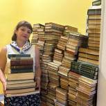 Единороссы востока Москвы пополнили книгами окружной библиотечный фонд