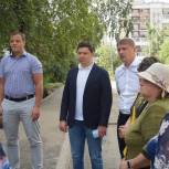 Благоустройство двора в Ленинском районе Иркутска проверил партийный десант «Единой России»