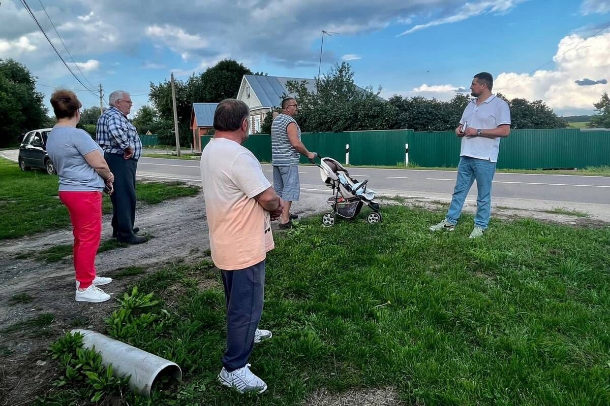 Установка игровых элементов и автобусного павильона: луховицкий депутат  Евгений Авдеев обсудил с жителями развитие Троицких Борок