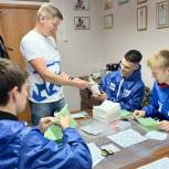 Молодогвардейцы изготовили более 100 комплектов сухого армейского душа, который вскоре будет отправлен на фронт