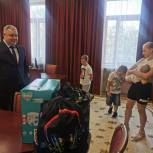 Алексей Комаров вручил школьные наборы детям из многодетной семьи