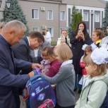«Единая Россия» вручает рюкзаки со школьными принадлежностями по всей стране тем, кто в них нуждаются