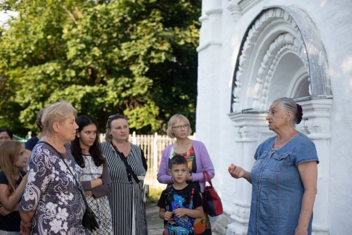 Активисты «Единой России» провели экскурсию для химчан в деревне Поярково