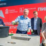 Активисты партии «Единая Россия» вместе с жителями заложили капсулу в основание новой поликлиники в Одинцово-1