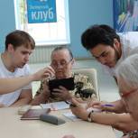 На площадке «Единой России» старшему поколению помогают освоить смартфоны