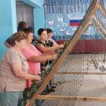 В Уйском районе множится число пунктов по плетению маскировочных сетей