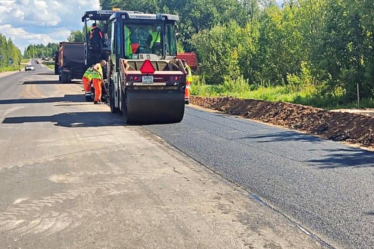 В Коношском районе продолжается асфальтирование региональной дороги