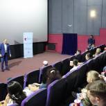 В Омске для близких мобилизованных организовали бесплатный поход в кино