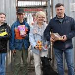 Активисты «Единой России» передали корм в приют для животных Оленегорска Мурманской области