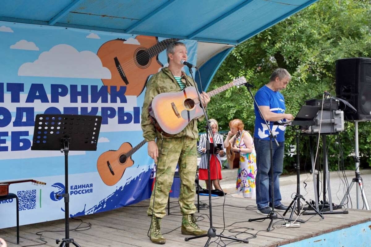 Гитарник в поддержку СВО прошел в Центральном районе Новосибирска