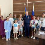 Александр Самокутяев вручил четырем семьям сертификаты на покупку школьных принадлежностей