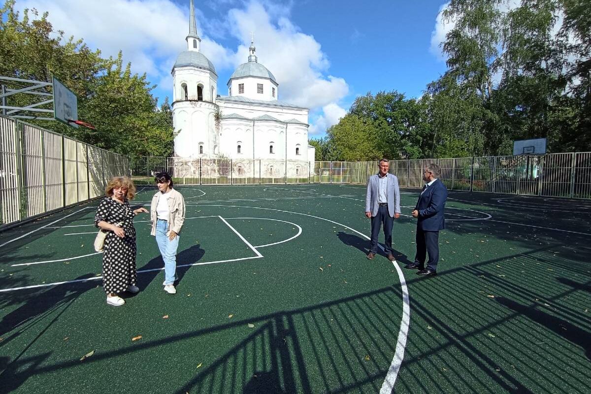 Мобильный штаб оценил благоустройство спортивной площадки в Великом  Новгороде | 08.08.2023 | Великий Новгород - БезФормата